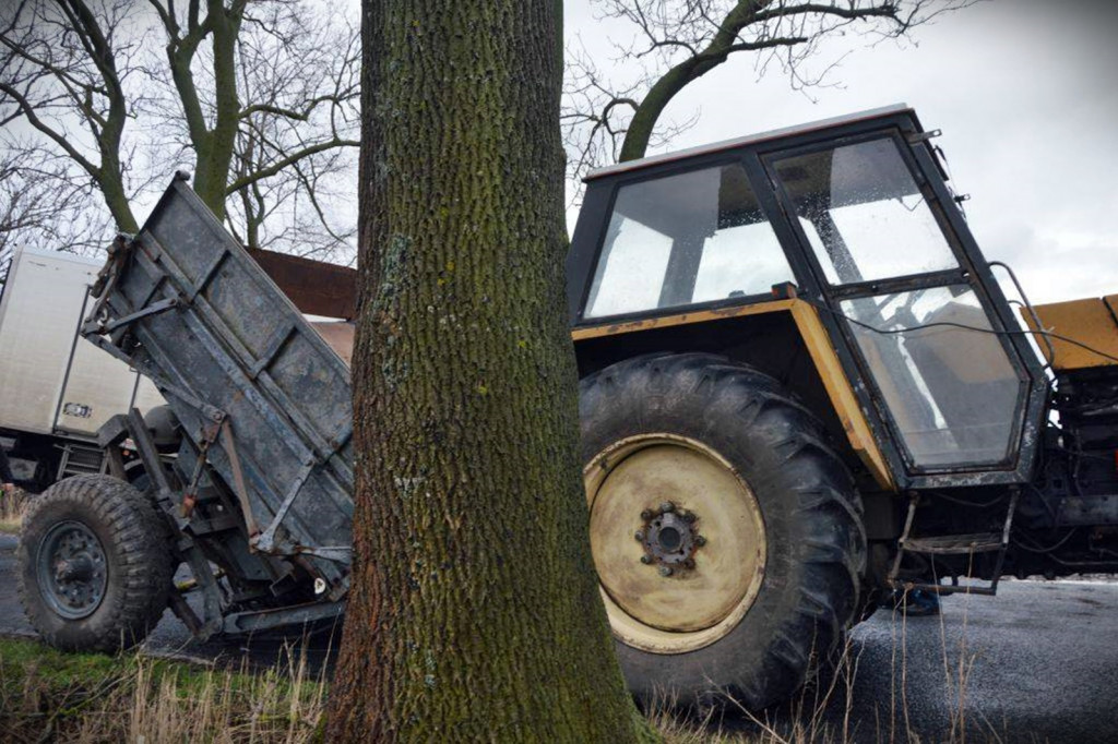 Ciężarówka zderzyła się z ciągnikiem