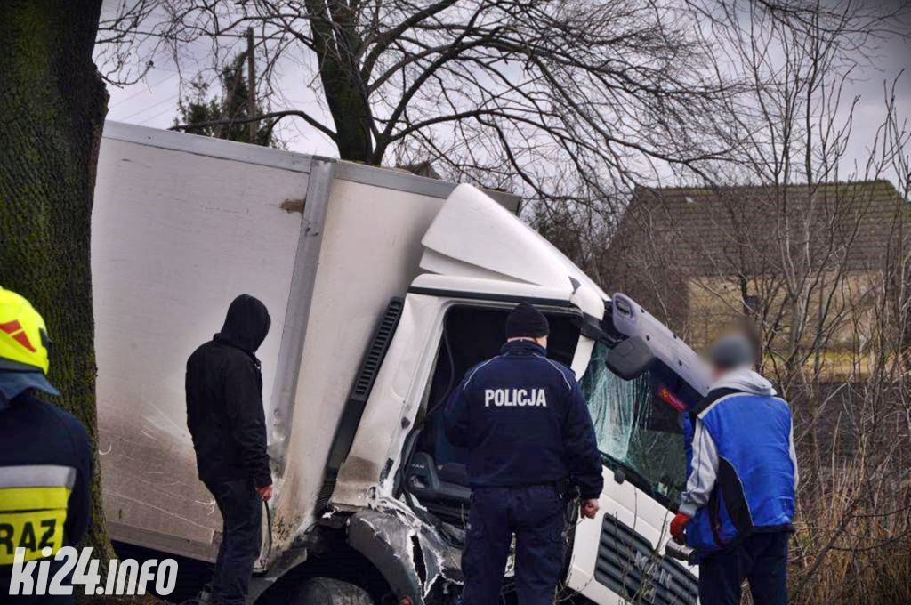 Ciężarówka zderzyła się z ciągnikiem