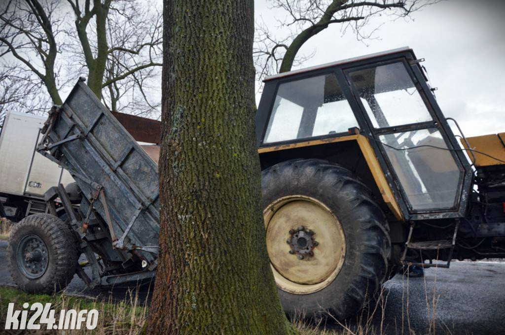 Ciężarówka zderzyła się z ciągnikiem