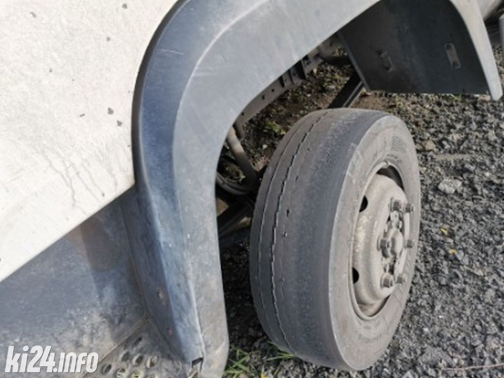 Ciężarówką na łysych oponach wpadł do rowu