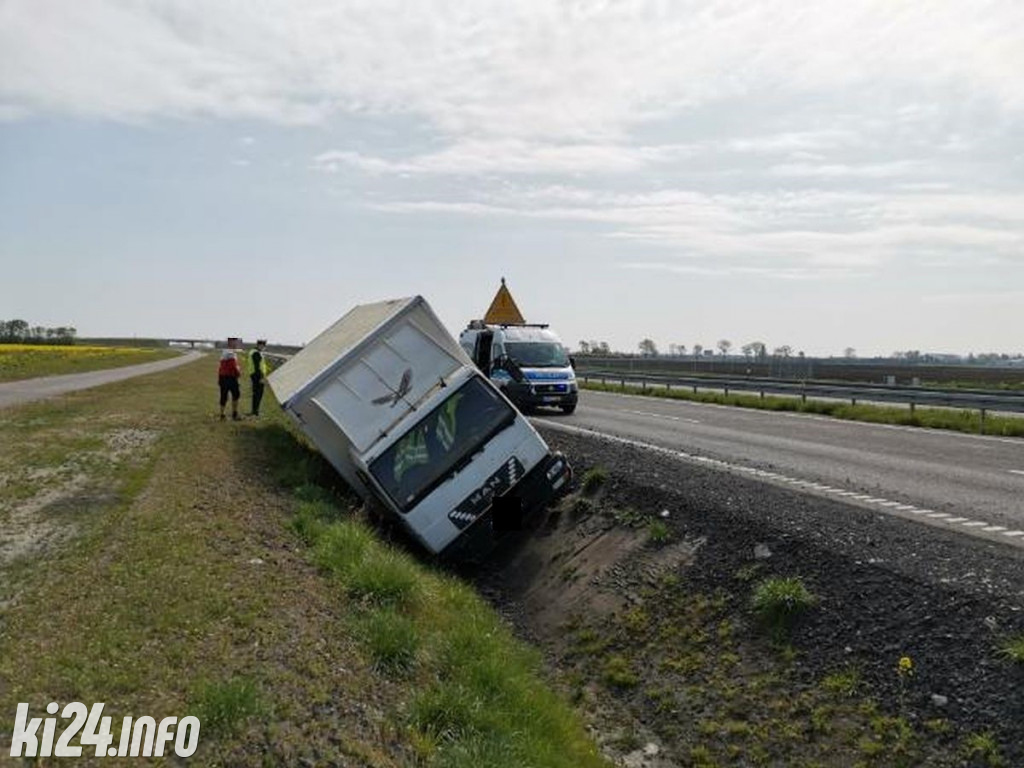 Ciężarówką na łysych oponach wpadł do rowu