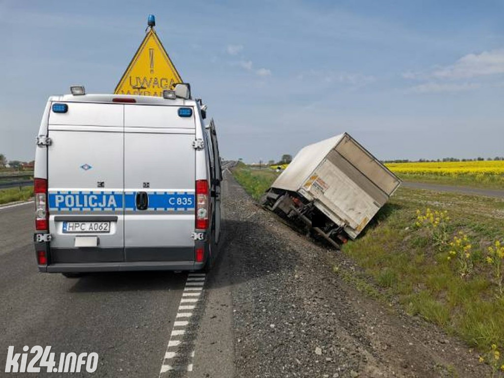 Ciężarówką na łysych oponach wpadł do rowu