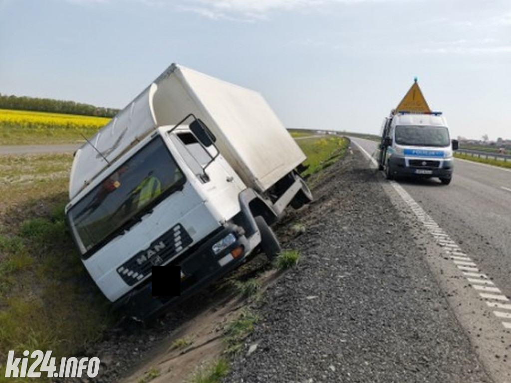 Ciężarówką na łysych oponach wpadł do rowu