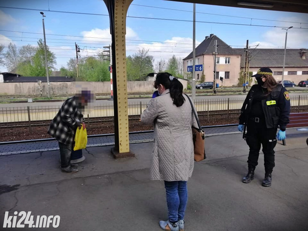 Straż Miejska i MOPS pomagają osobom bezdomnym