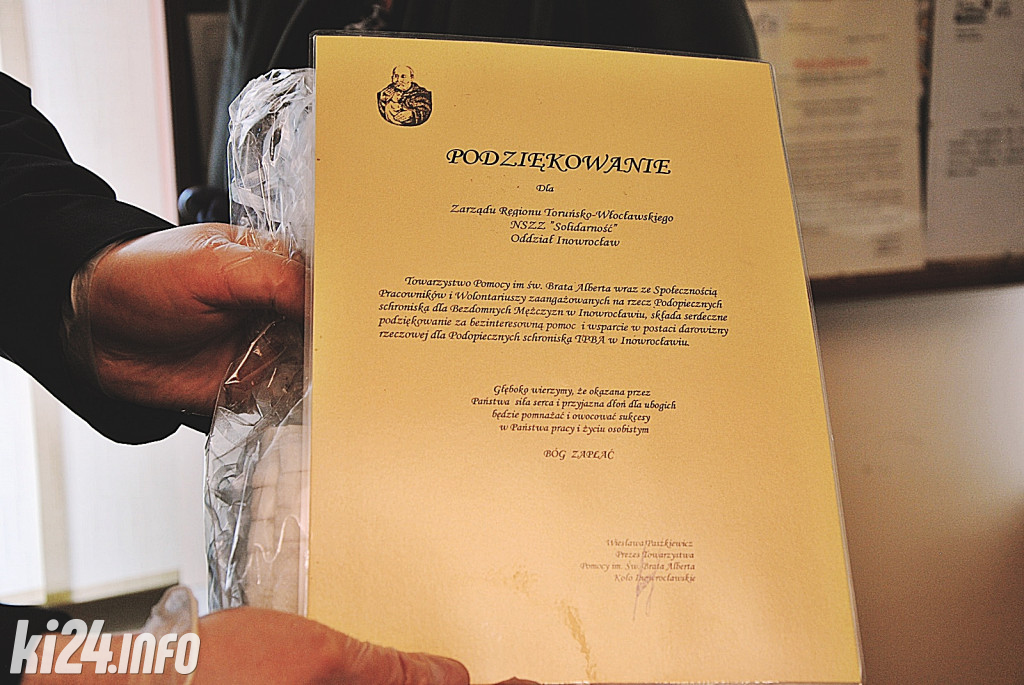 Przekazanie żywności dla Tow. św. Brata Alberta