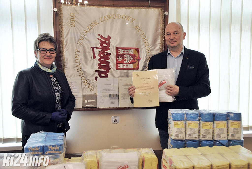 Przekazanie żywności dla Tow. św. Brata Alberta