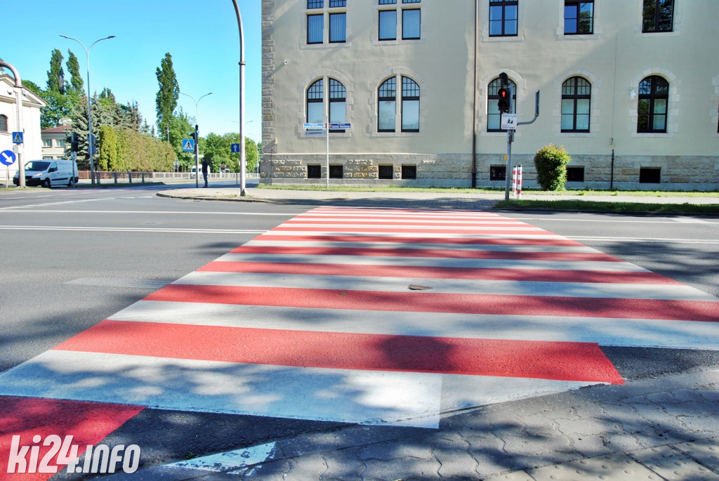Biało-czerwone zebry