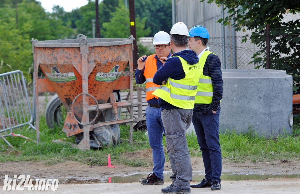 Nad wielką halą zawisła symboliczna wiecha