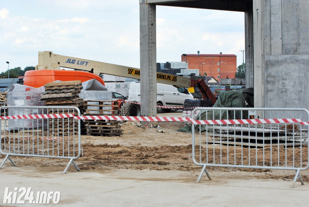 Nad wielką halą zawisła symboliczna wiecha
