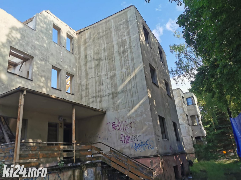 Wyburzanie byłego sanatorium Fregata
