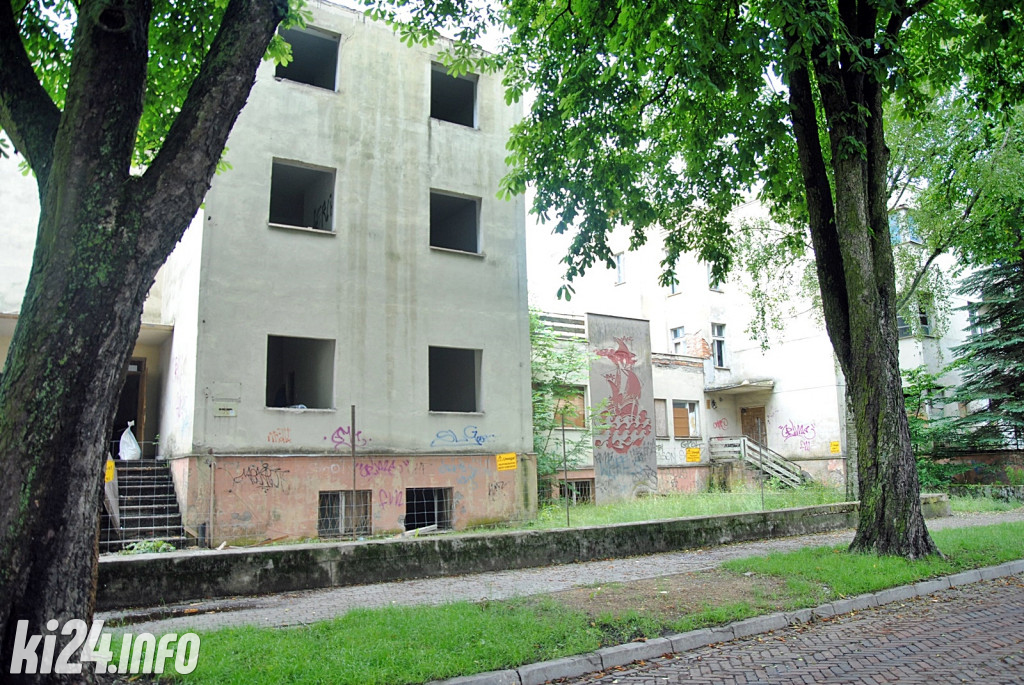 Wyburzanie byłego sanatorium Fregata