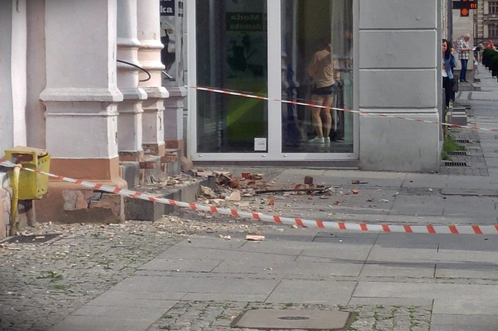 Z kamienicy na Królówce odpadał tynk