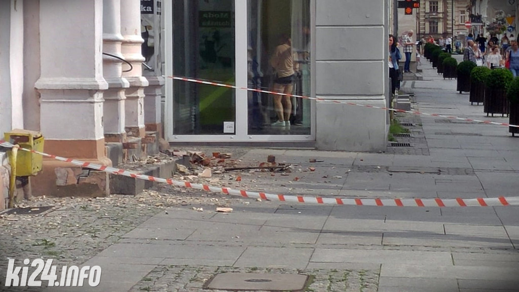 Z kamienicy na Królówce odpadał tynk