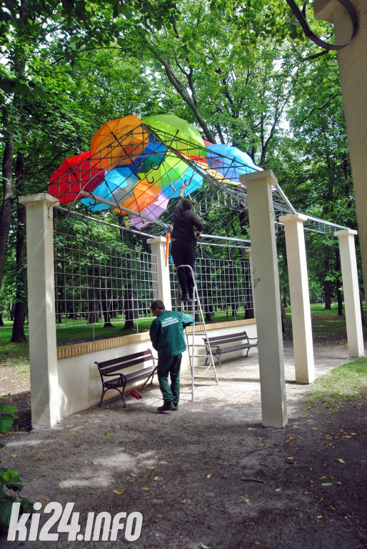 Kolorowe parasolki w Solankach