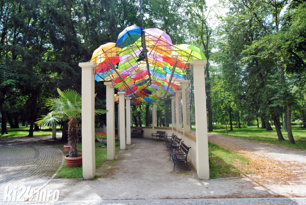 Kolorowe parasolki w Solankach