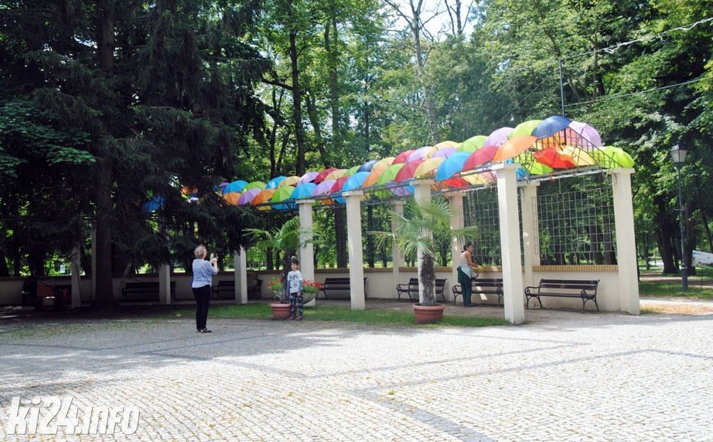 Kolorowe parasolki w Solankach