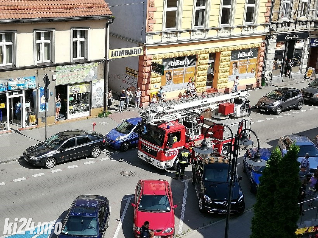 Szyld spadł na kobietę