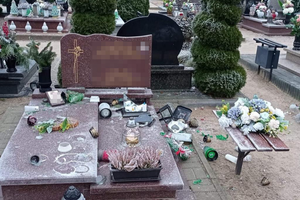 Zniszczone nagrobki w Piotrkowie Kujawskim
