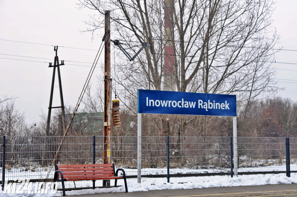 Stacja Inowrocław Rąbinek pokryta białym puchem