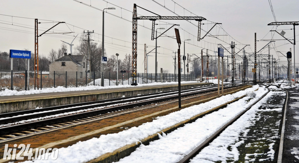 Stacja Inowrocław Rąbinek pokryta białym puchem