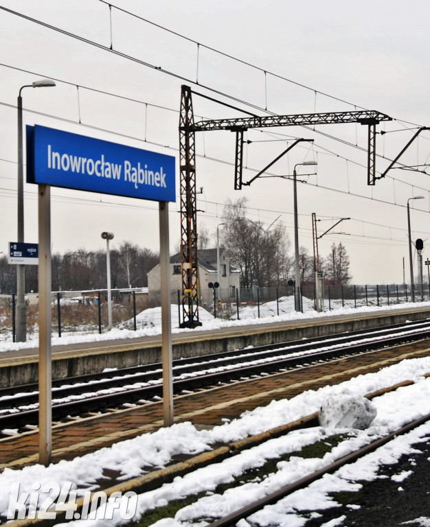 Stacja Inowrocław Rąbinek pokryta białym puchem