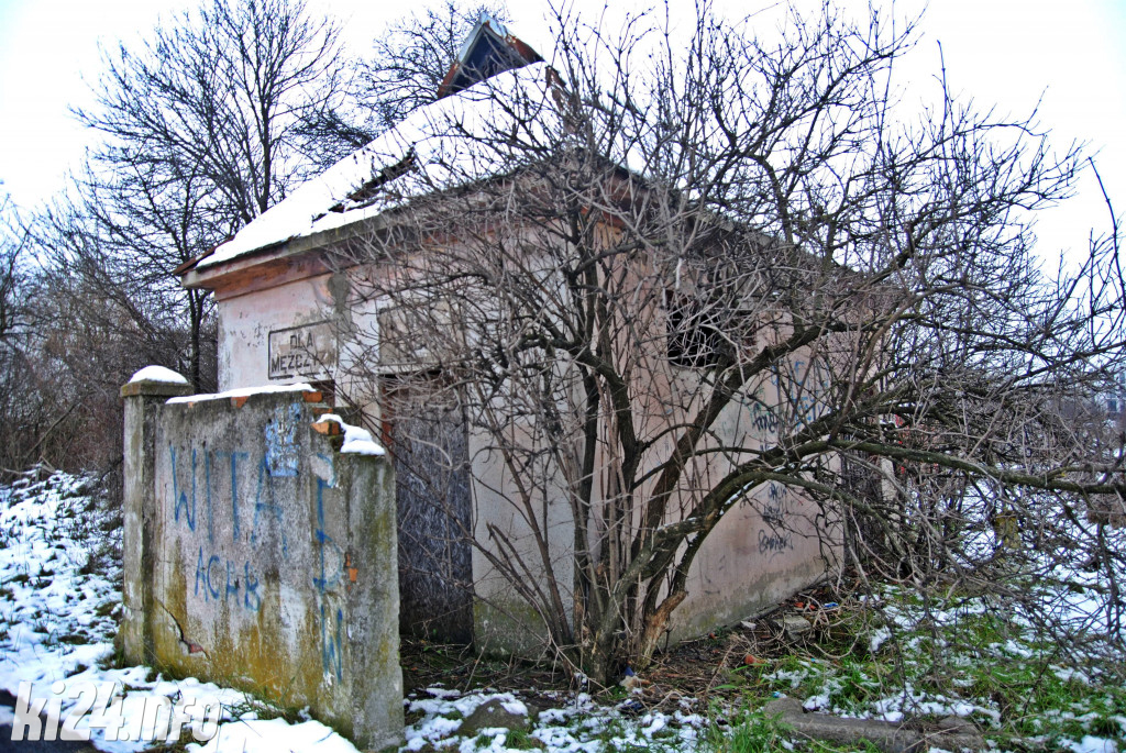 Stacja Inowrocław Rąbinek pokryta białym puchem