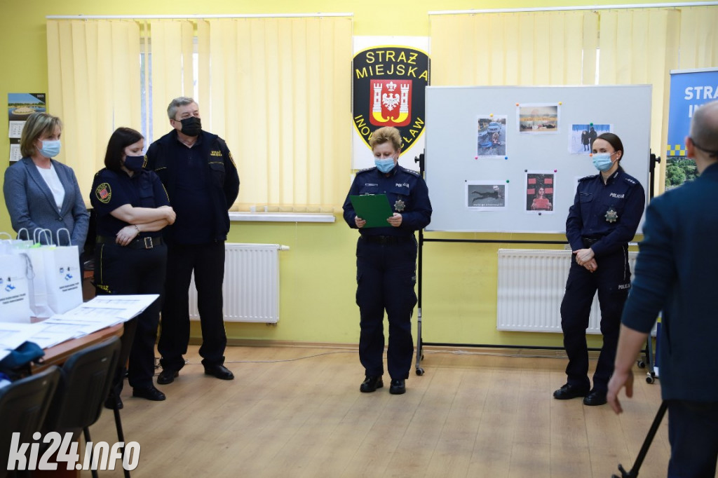  Pokazali na zdjęciach jak należy pomagać
