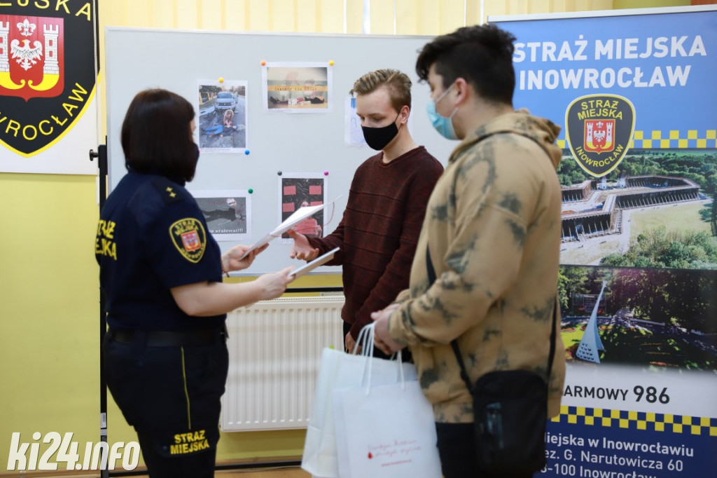  Pokazali na zdjęciach jak należy pomagać