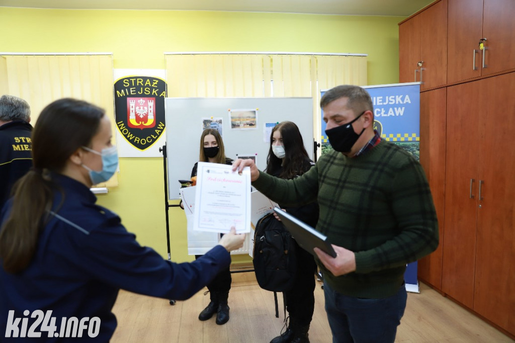  Pokazali na zdjęciach jak należy pomagać