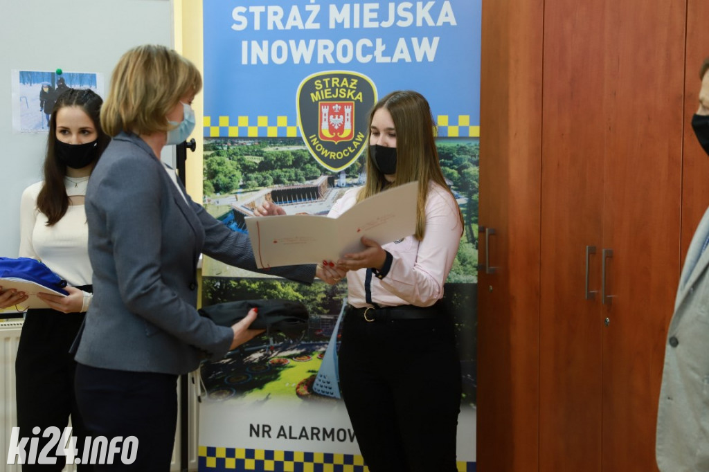  Pokazali na zdjęciach jak należy pomagać