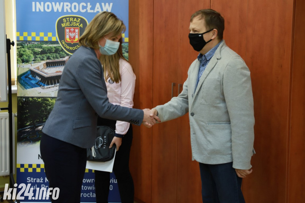  Pokazali na zdjęciach jak należy pomagać
