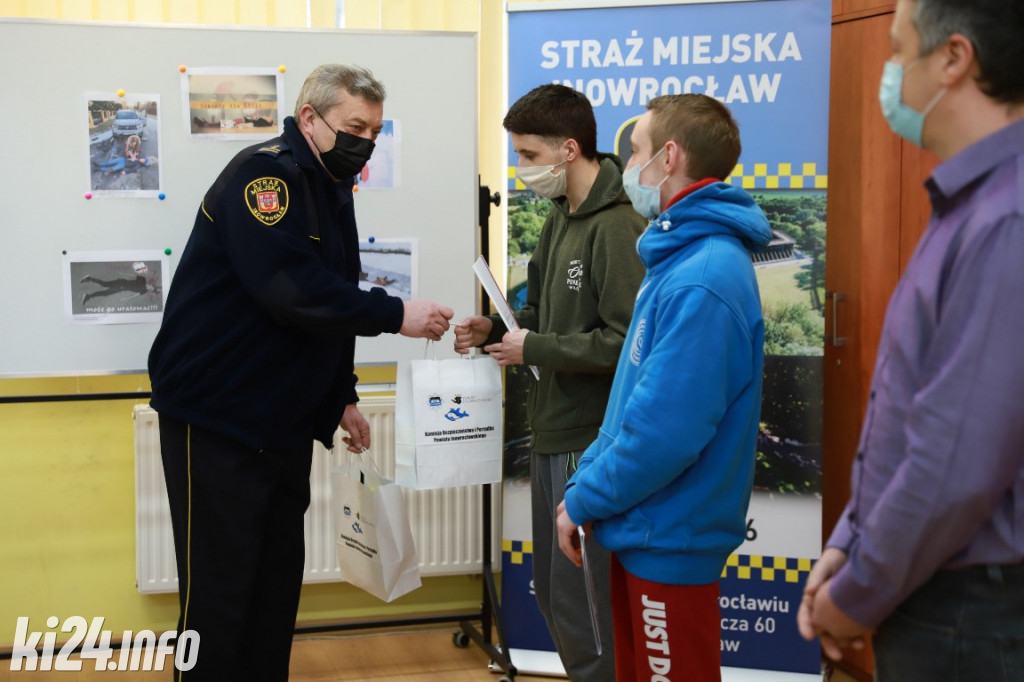  Pokazali na zdjęciach jak należy pomagać