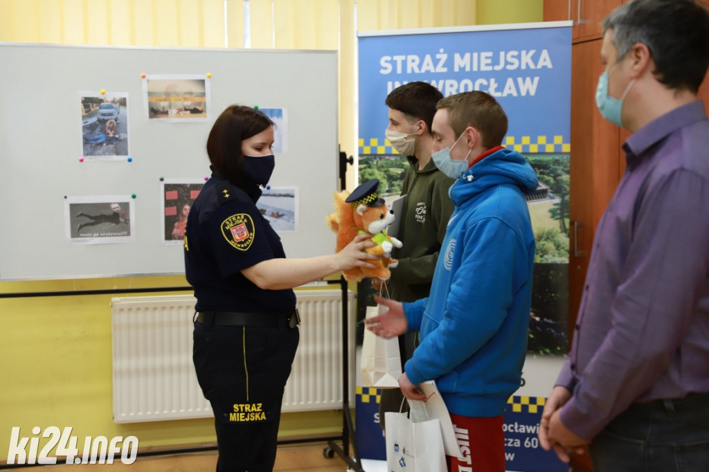  Pokazali na zdjęciach jak należy pomagać