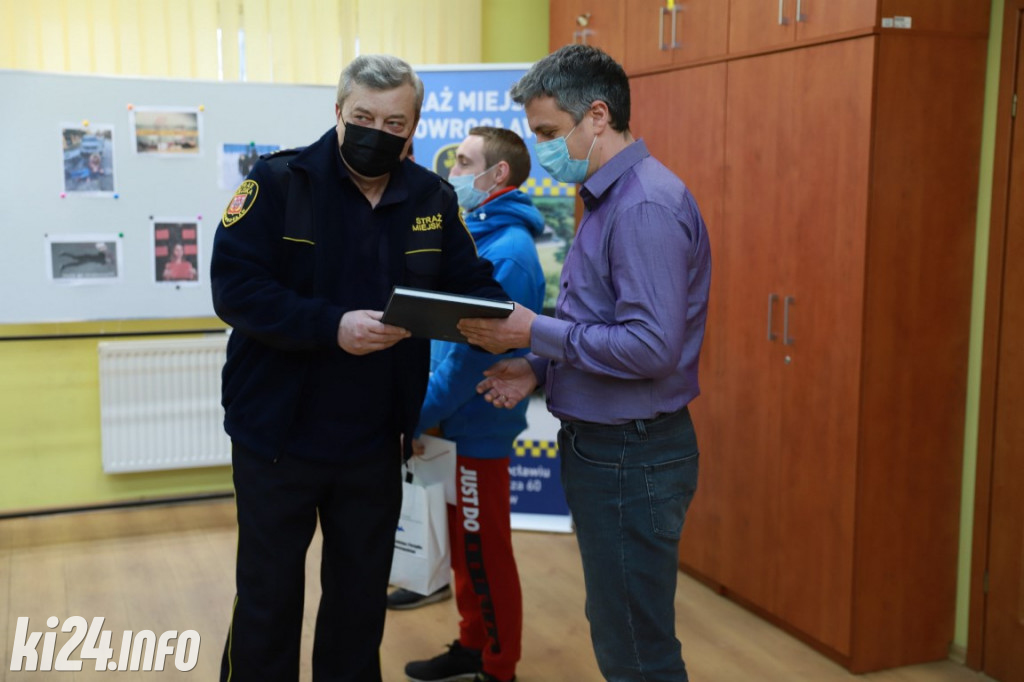  Pokazali na zdjęciach jak należy pomagać