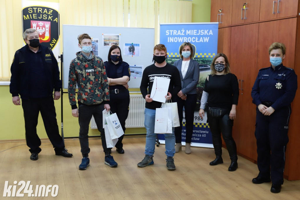  Pokazali na zdjęciach jak należy pomagać