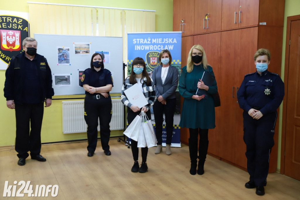 Pokazali na zdjęciach jak należy pomagać