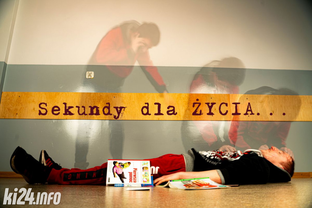  Pokazali na zdjęciach jak należy pomagać