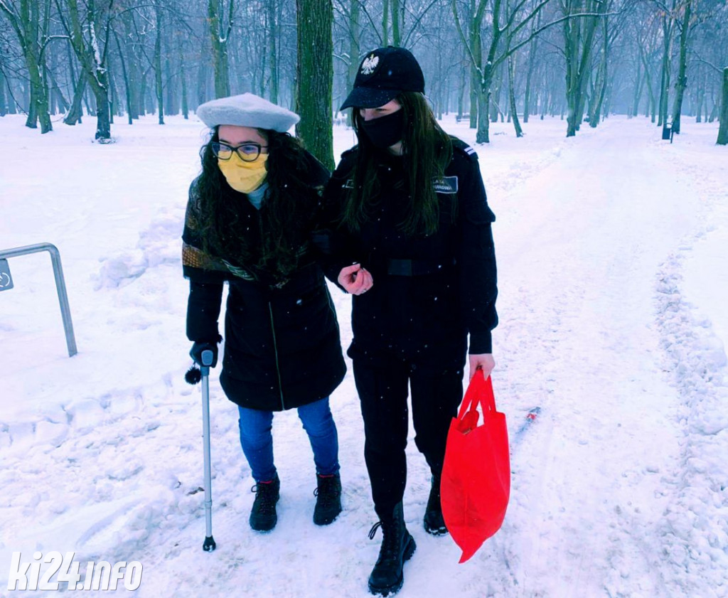  Pokazali na zdjęciach jak należy pomagać