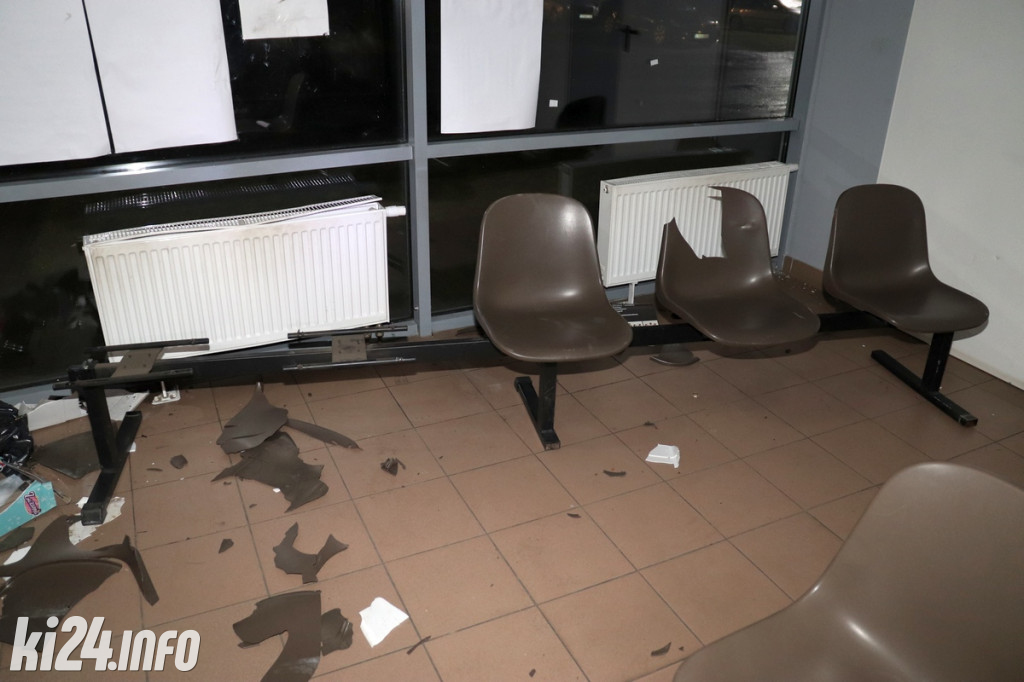 Wandal zdemolował poczekalnię na dworcu