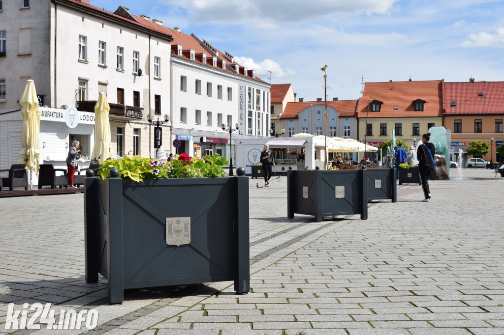 Nowe donice i kwietne ozdoby pojawiły się centrum