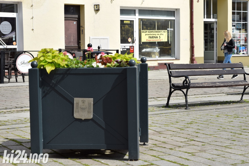 Nowe donice i kwietne ozdoby pojawiły się centrum