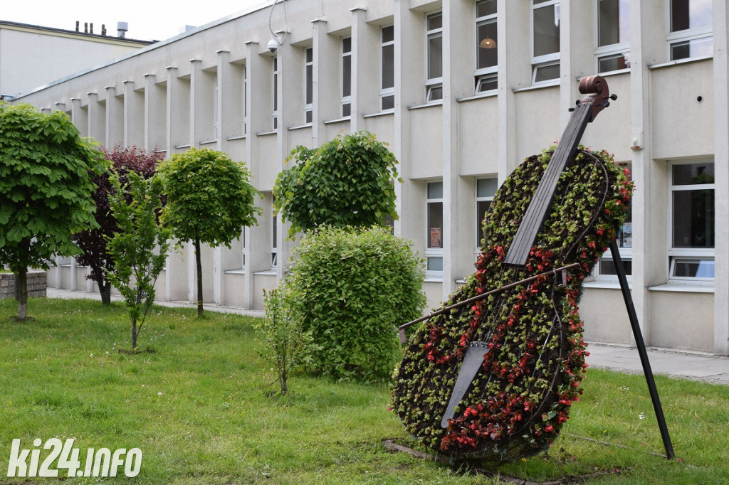 Nowe donice i kwietne ozdoby pojawiły się centrum