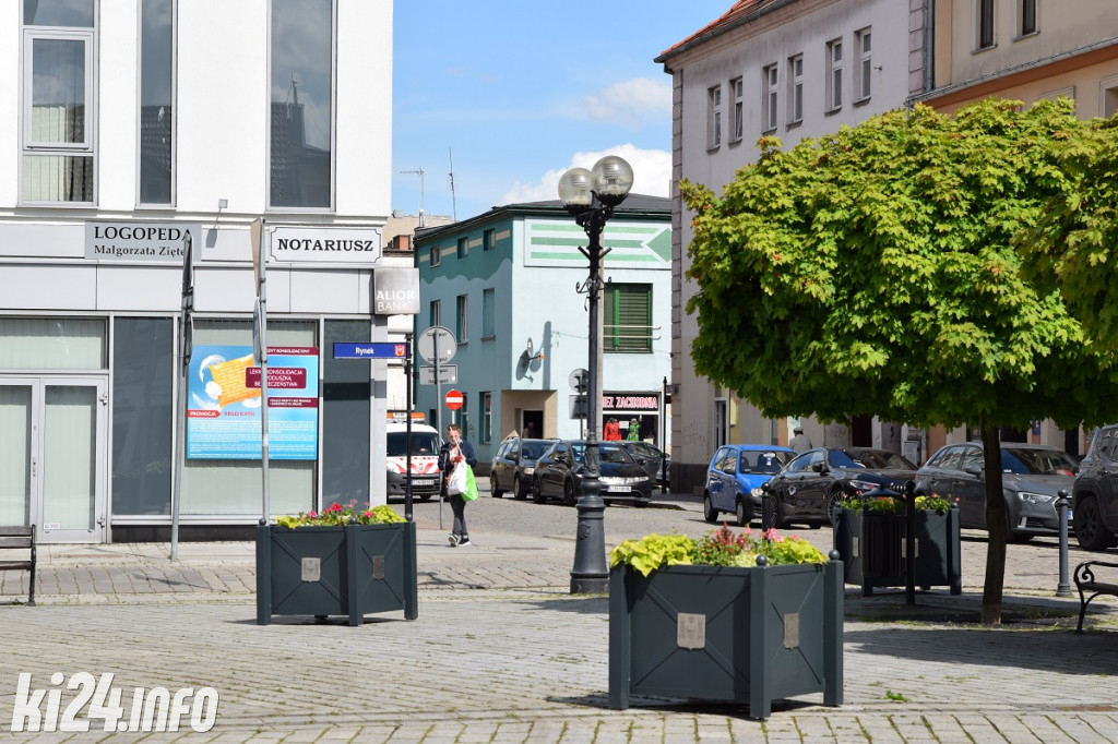 Nowe donice i kwietne ozdoby pojawiły się centrum
