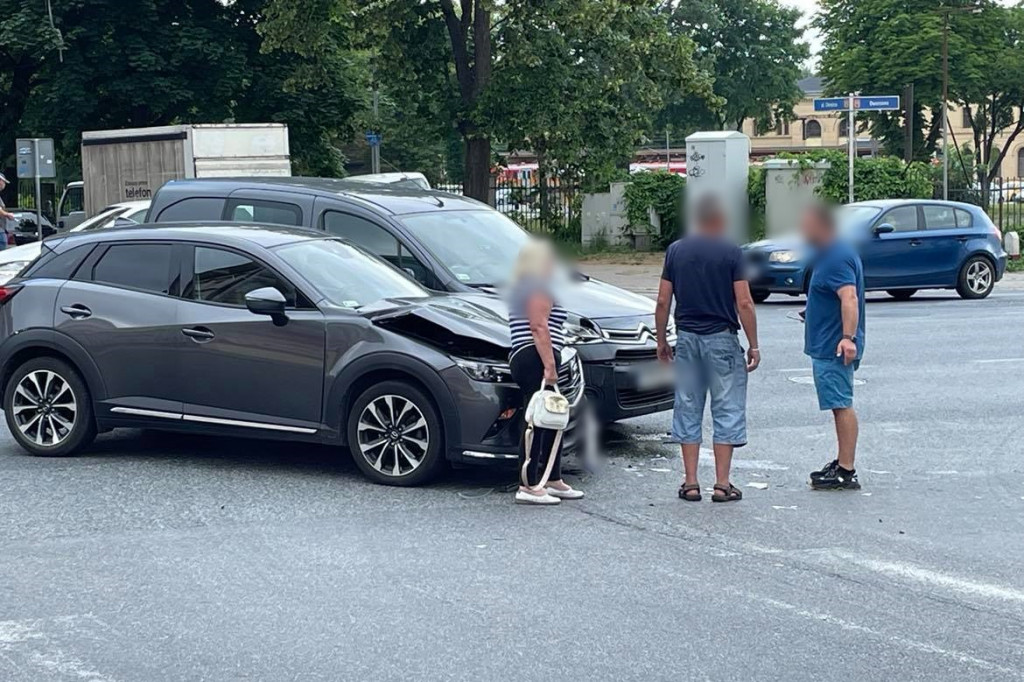 Kolizja na ruchliwym skrzyżowaniu. Zderzyły się dwie osobówki
