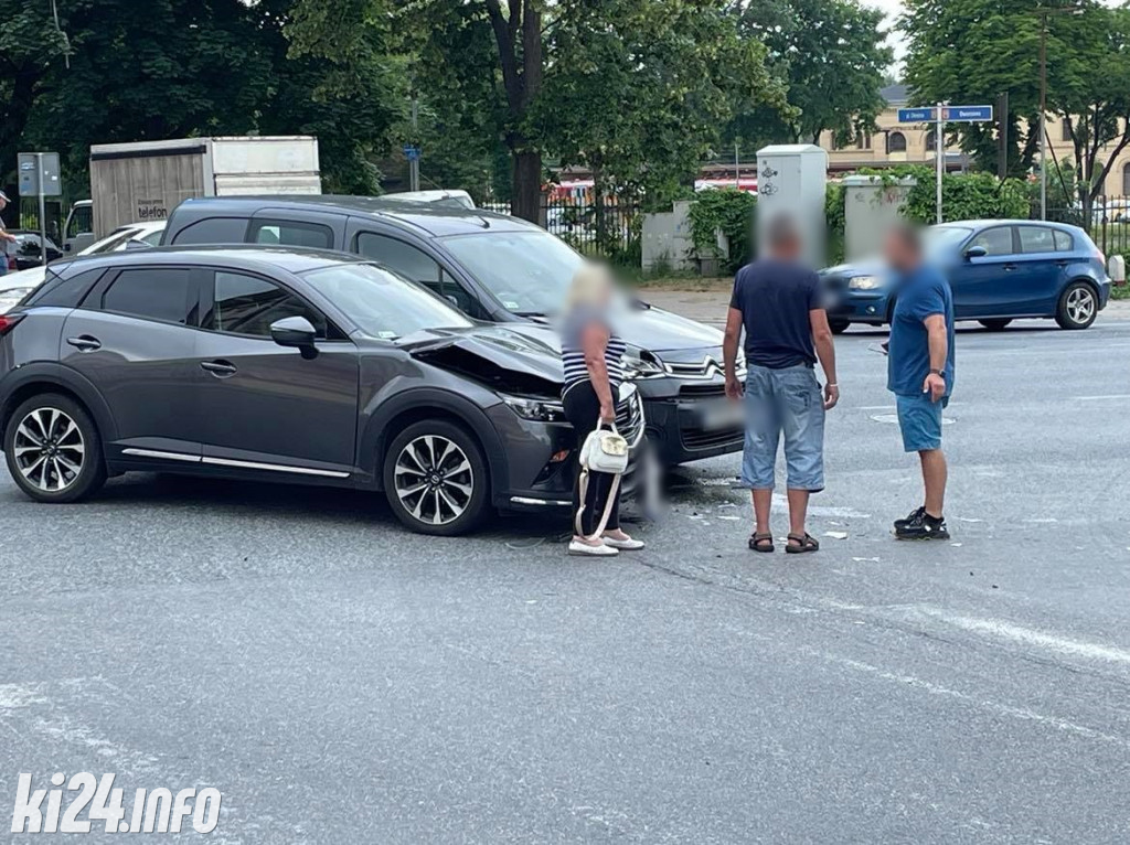 Kolizja na ruchliwym skrzyżowaniu. Zderzyły się dwie osobówki