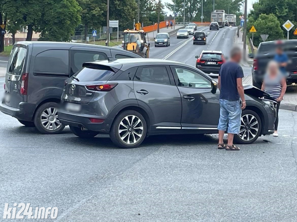 Kolizja na ruchliwym skrzyżowaniu. Zderzyły się dwie osobówki