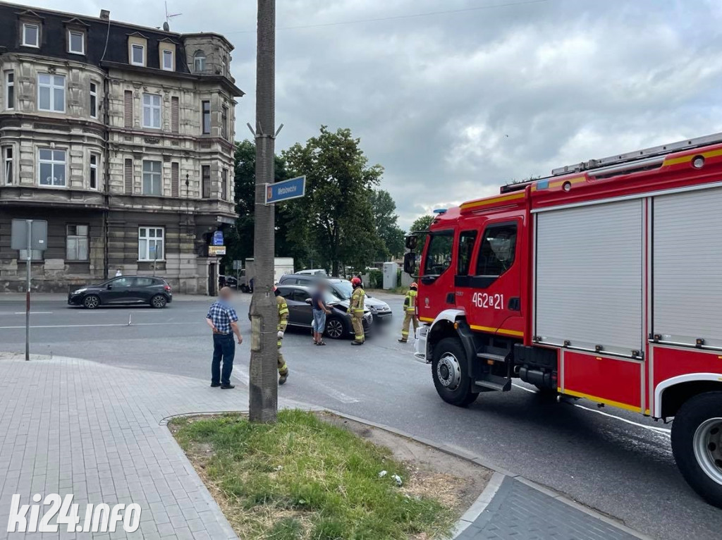 Kolizja na ruchliwym skrzyżowaniu. Zderzyły się dwie osobówki