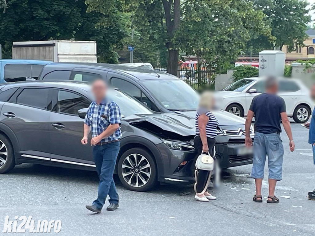 Kolizja na ruchliwym skrzyżowaniu. Zderzyły się dwie osobówki