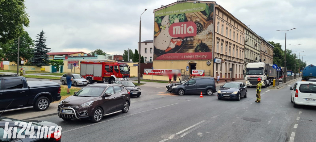 Kolizja na ruchliwym skrzyżowaniu. Zderzyły się dwie osobówki