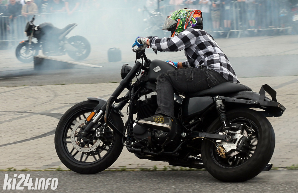 Parada motocykli na Rąbinie i pokaz stuntu
